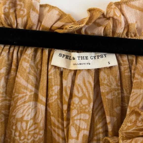 Spell and the Gypsy Lioness Peasant Blouse in
Caramel - Picture 11 of 13